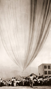宇宙船観測気球(浮力不足で降下してきた気球） [堀英二, カメラ毎日 1956年1月号より]のサムネイル画像