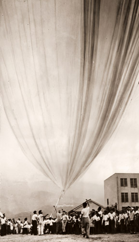 宇宙船観測気球(浮力不足で降下してきた気球） [堀英二, カメラ毎日 1956年1月号より] パブリックドメイン画像 
