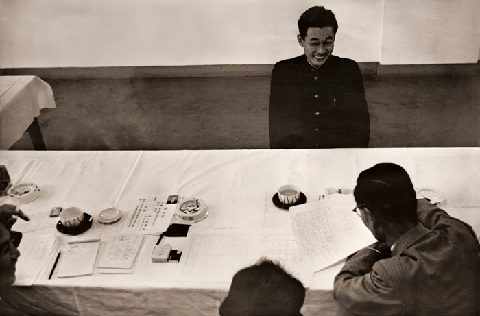 入社試験 [吉村正治, 1955年, カメラ毎日 1956年1月号より] パブリックドメイン画像 