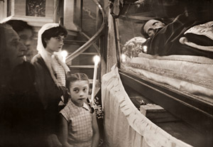 聖人のなきがらに祈る人々 [福田勝治, カメラ毎日 1956年1月号より]のサムネイル画像