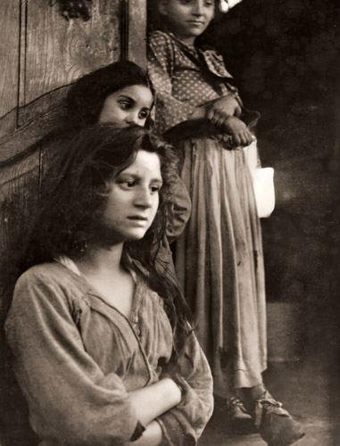 3人のジプシー娘 [オットー・デトワイラー, カメラ毎日 1956年1月号より] パブリックドメイン画像 