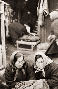 朝市の女 [浜谷浩, カメラ毎日 1956年3月号より]のサムネイル画像