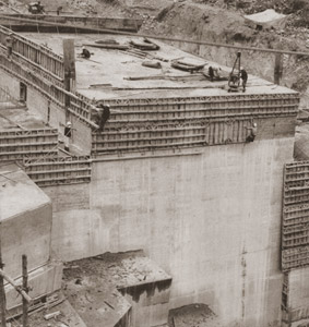大牧ダムのエンテイ工事 [カメラ毎日 1956年3月号より]のサムネイル画像