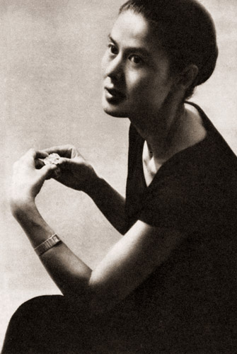 都会の女性 [秋山庄太郎, カメラ毎日 1956年3月号より] パブリックドメイン画像 