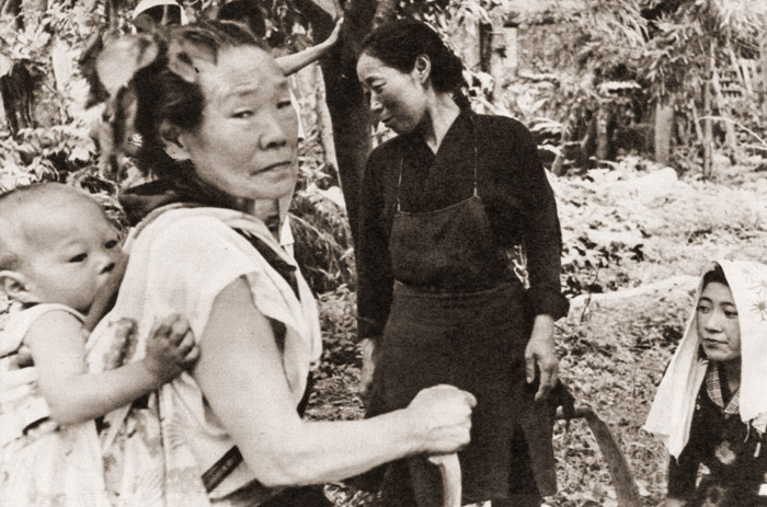 農村の女性 しゅうと [木村伊兵衛, カメラ毎日 1956年3月号より] パブリックドメイン画像 