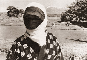 農村の女性 覆面の女 [木村伊兵衛, カメラ毎日 1956年3月号より]のサムネイル画像