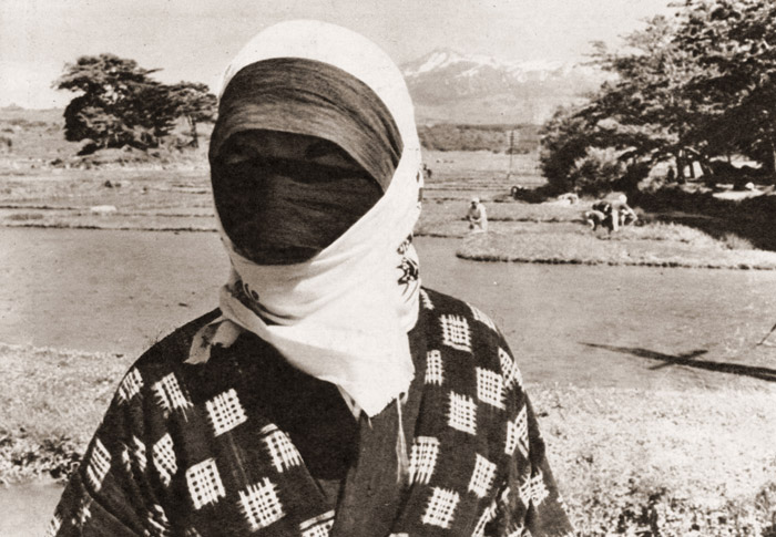 農村の女性 覆面の女 [木村伊兵衛, カメラ毎日 1956年3月号より] パブリックドメイン画像 
