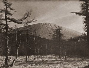 晩秋の浅間山 [渡辺義明, カメラ毎日 1956年3月号より]のサムネイル画像