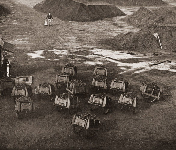 貯炭場 [小林明, カメラ毎日 1956年3月号より] パブリックドメイン画像 