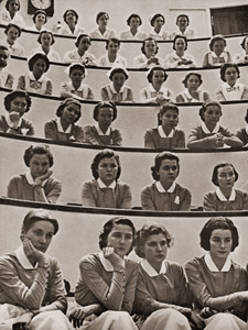看護婦見習生 [アルフレッド・アイゼンシュテット, 1937年, カメラ毎日 1956年3月号より]のサムネイル画像