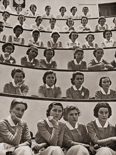 看護婦見習生 [アルフレッド・アイゼンシュテット, 1937年, カメラ毎日 1956年3月号より] パブリックドメイン画像 