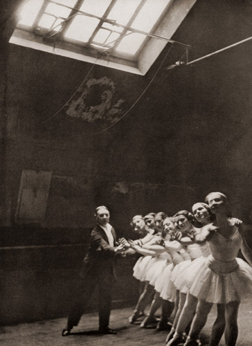 パリのバレー練習所 [アルフレッド・アイゼンシュテット, 1931年, カメラ毎日 1956年3月号より] パブリックドメイン画像 