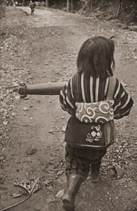 村の子 [小西朝一, カメラ毎日 1955年4月号より]のサムネイル画像