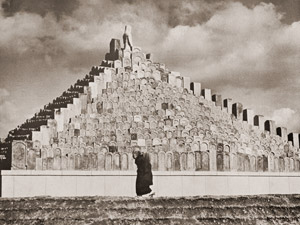 Pyramid of Neglected Graves [Shigenobu Ouchi,  from Camera Mainichi April 1956] Thumbnail Images