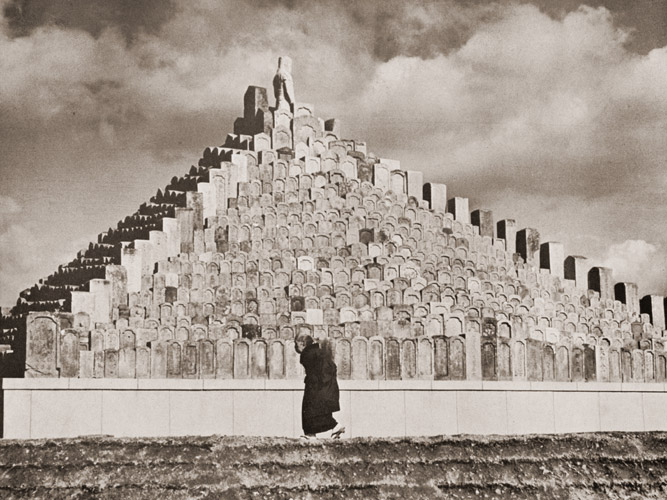 無縁仏のピラミッド [尾内重信, カメラ毎日 1955年4月号より] パブリックドメイン画像 