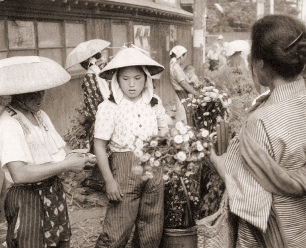 花売り [園田高弘, カメラ毎日 1955年4月号より] パブリックドメイン画像 