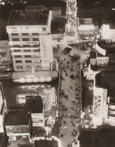 夜の大阪・戎橋 [辻口文三, カメラ毎日 1955年4月号より]のサムネイル画像