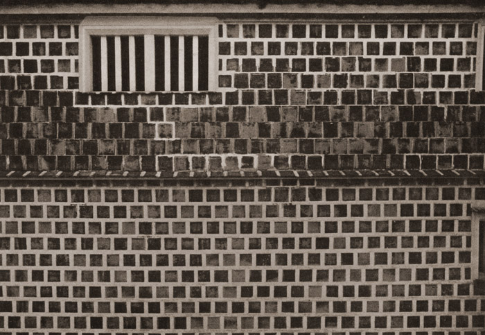倉敷ところどころ 倉の壁 [緑川洋一, カメラ毎日 1955年4月号より] パブリックドメイン画像 