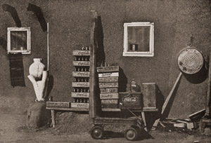 パブリック・ハウスの前で [エルンスト・ハアス, カメラ毎日 1955年4月号より]のサムネイル画像