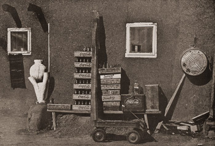 パブリック・ハウスの前で [エルンスト・ハアス, カメラ毎日 1955年4月号より] パブリックドメイン画像 