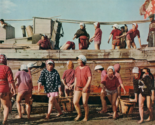 浜の女たち [岡村青昊, カメラ毎日 1955年4月号より] パブリックドメイン画像 