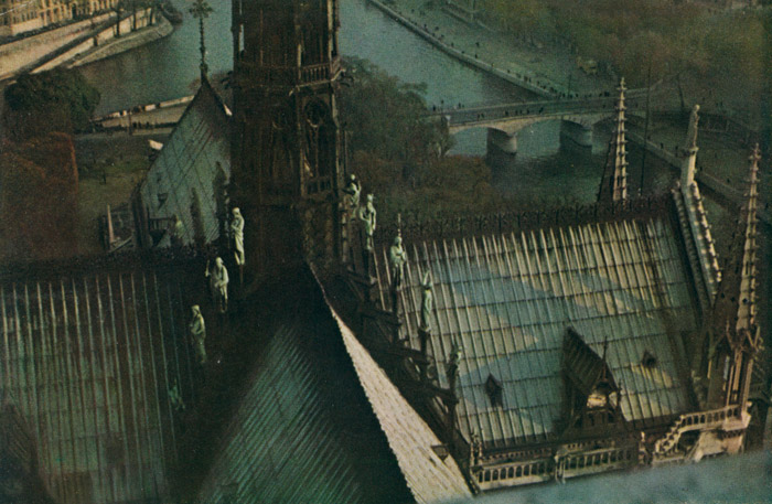 Color Sense of Paris (Paris Seen in Evening Glow from Notre Dame Cathedral) [Komei Nakayama,  from Camera Mainichi April 1956]