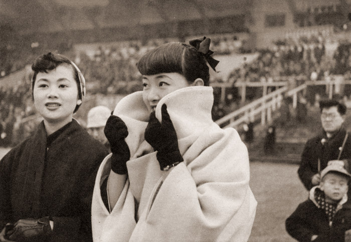 競馬を見る女性 [大沼丈夫, カメラ毎日 1955年6月号より] パブリックドメイン画像 