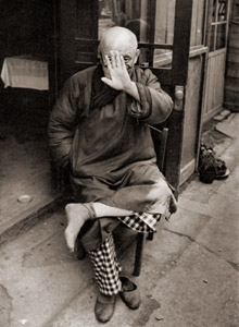 写真ぎらいの華僑 [藤原宏整, カメラ毎日 1955年6月号より]のサムネイル画像