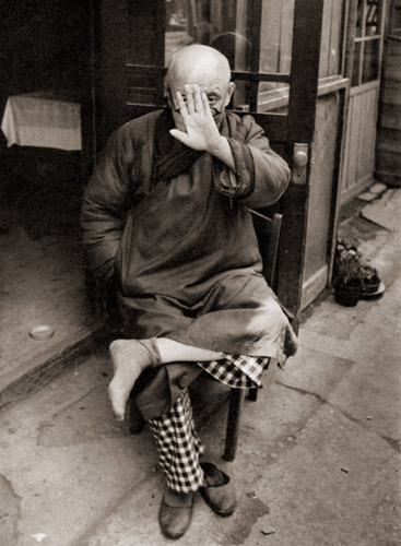 写真ぎらいの華僑 [藤原宏整, カメラ毎日 1955年6月号より] パブリックドメイン画像 