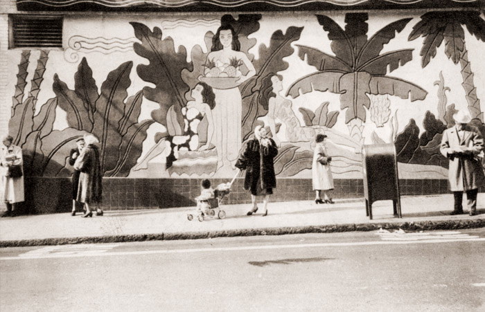 バスを待つ人 [小林芳作, カメラ毎日 1955年6月号より] パブリックドメイン画像 