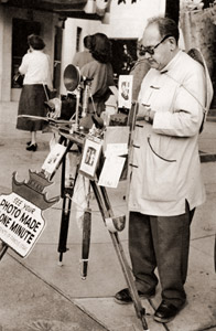 街頭写真屋 [小林芳, カメラ毎日 1955年6月号より]のサムネイル画像