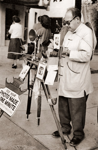 街頭写真屋 [小林芳作, カメラ毎日 1955年6月号より] パブリックドメイン画像 