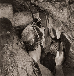 無題(鉱山で働く労働者） [C.E.スタインハイマー, カメラ毎日 1955年6月号より]のサムネイル画像