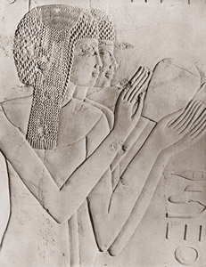 テベスにある第18王朝時代の墓に浮き彫りされたふたりの娘 [エリオット・エリソフォン, カメラ毎日 1955年6月号より]のサムネイル画像