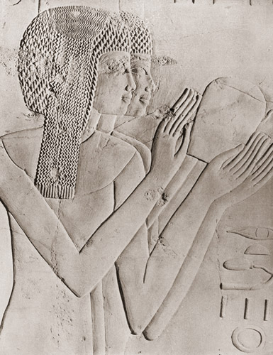 テベスにある第18王朝時代の墓に浮き彫りされたふたりの娘 [エリオット・エリソフォン, カメラ毎日 1955年6月号より] パブリックドメイン画像 
