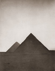 ギゼーにある大ピラミッド [エリオット・エリソフォン, カメラ毎日 1955年6月号より]のサムネイル画像
