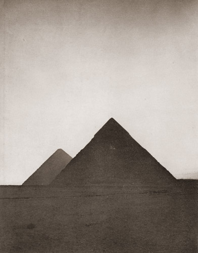 ギゼーにある大ピラミッド [エリオット・エリソフォン, カメラ毎日 1955年6月号より] パブリックドメイン画像 