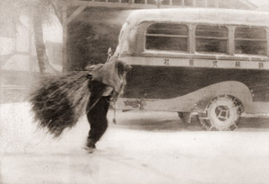 吹雪く日 [長沢武男, カメラ毎日 1956年2月号より]のサムネイル画像