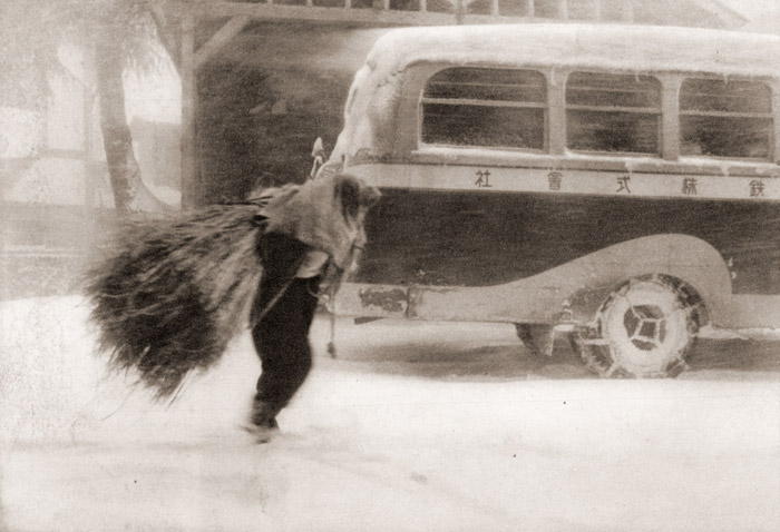 吹雪く日 [長沢武男, カメラ毎日 1956年2月号より] パブリックドメイン画像 