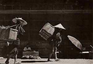 輪島の朝市 [谷昌一, カメラ毎日 1956年2月号より]のサムネイル画像