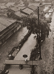 雨の日 [井上徳次, カメラ毎日 1956年2月号より]のサムネイル画像