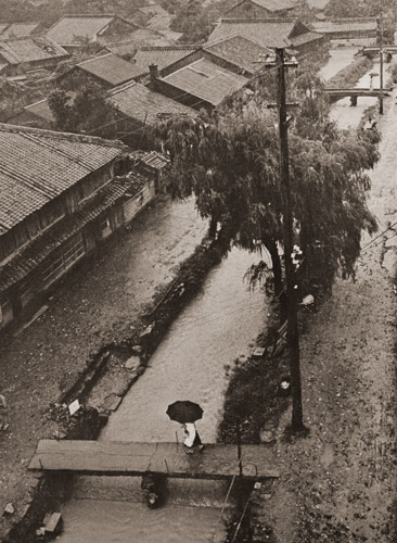雨の日 [井上徳次, カメラ毎日 1956年2月号より] パブリックドメイン画像 