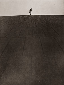 ガソリンタンク上の人間 [ロベール・ドアノー, カメラ毎日 1956年2月号より]のサムネイル画像