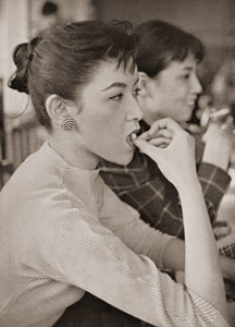 茶房にて [中村立行, カメラ毎日 1956年6月号より]のサムネイル画像