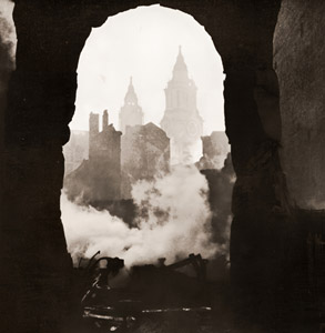 セント・ポール寺院 [セシル・ビートン, カメラ毎日 1956年6月号より]のサムネイル画像