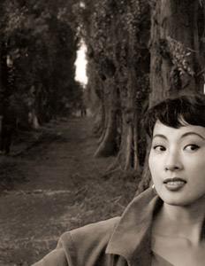 ポプラ並木と女 [東谷博, カメラ毎日 1956年11月号より]のサムネイル画像