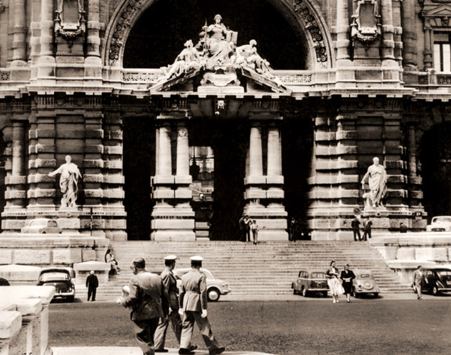 ローマ法院前 [牧野芳夫, カメラ毎日 1956年11月号より] パブリックドメイン画像 