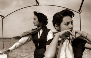 秋の志摩半島(二人の日本人女性） [稲村隆正, カメラ毎日 1956年11月号より]のサムネイル画像