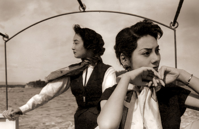 秋の志摩半島(二人の日本人女性） [稲村隆正, カメラ毎日 1956年11月号より] パブリックドメイン画像 