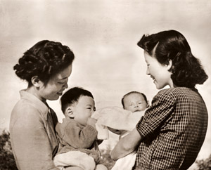 母子同士 [狩谷垣郎, 日本カメラ 1953年6月号より]のサムネイル画像